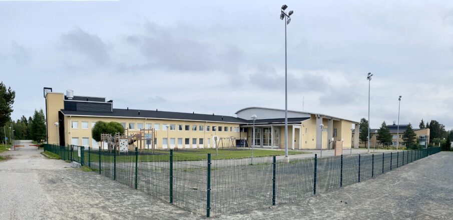 Vaaleankeltainen kaksikerroksinen koulurakennus