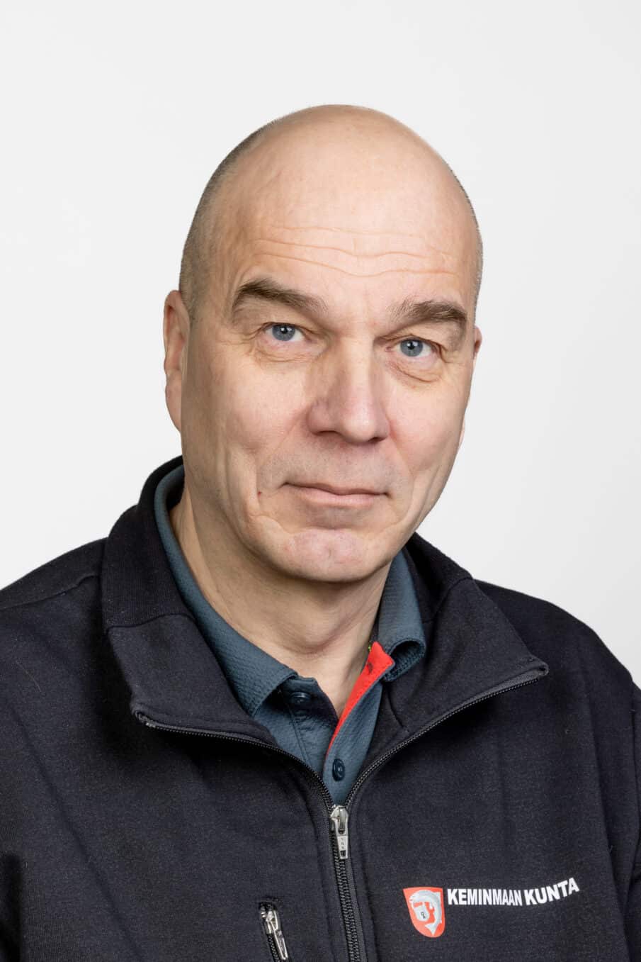 Mies rintakuvassa.