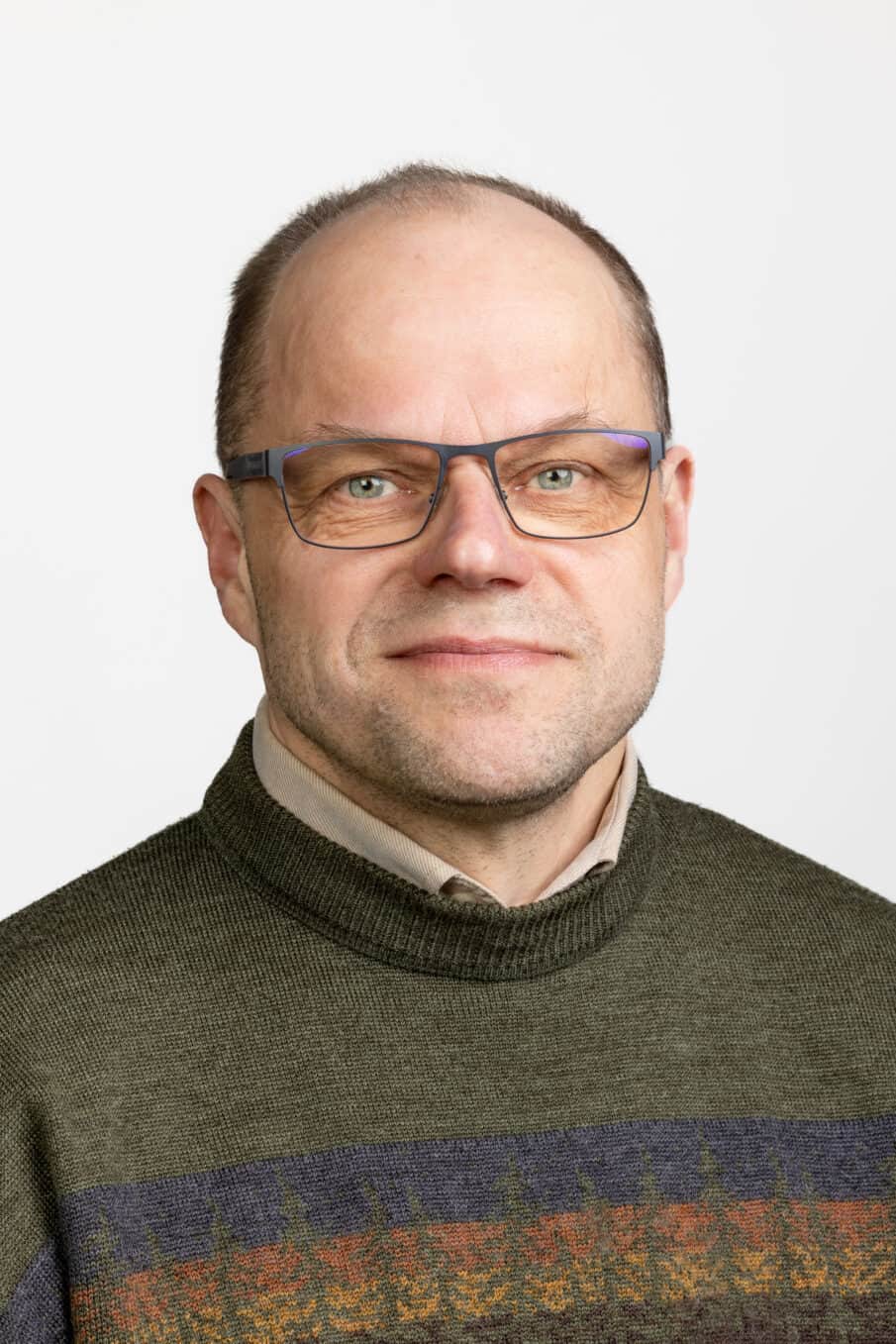 Rintakuvassa mies.