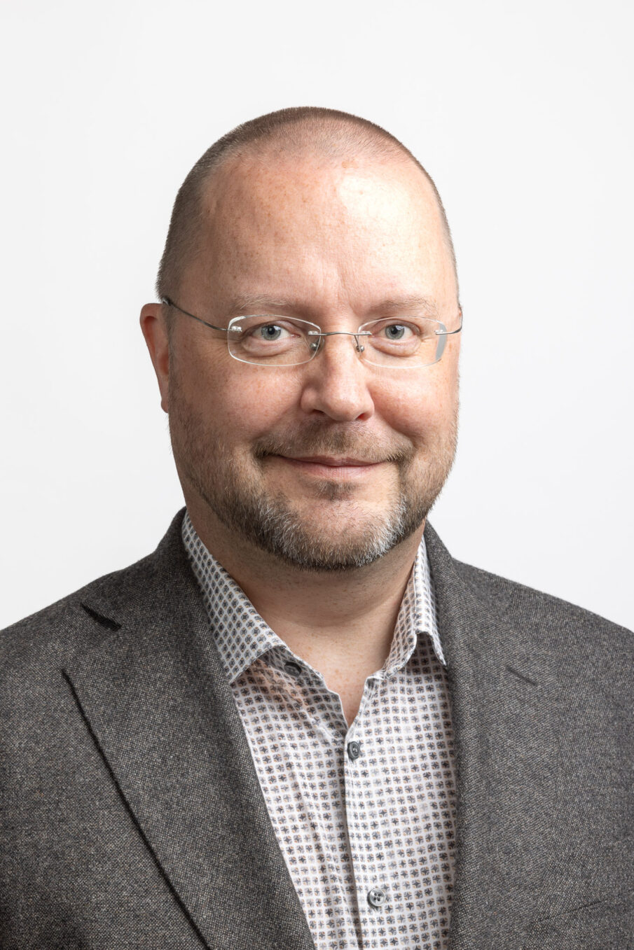 Rintakuvassa mies.