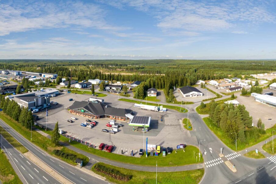 Kuvituskuva Keminmaan Tupasvillan huoltoaseman yltä kuvattuna. Yrityksiä ja liiketiloja.