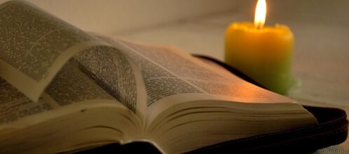 Raamatun äärellä