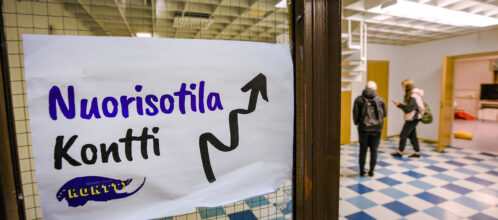 Lasiovessa juliste, jossa lukee Nuorisotila Kontti ja johon on piirretty nuoli. Takana näkyy sisätiloja.