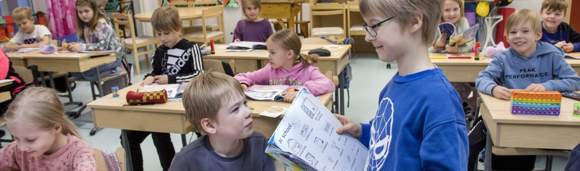 Kakkosluokan oppilaita tunnilla luokassa.