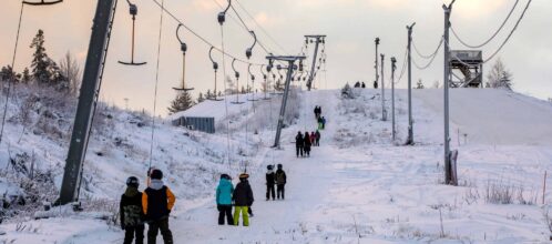 Laskettelukeskuksen hiihtohissi ja hississä väkeä.